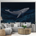 Un salon moderne avec un papier peint représentant une baleine stylisée en lignes blanches sur fond noir, évoquant une atmosphère marine apaisante et contemporaine.