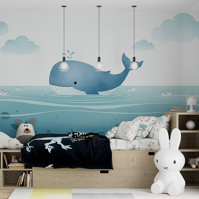 Une chambre d’enfant avec un papier peint illustratif représentant une baleine bleue dans une mer turquoise, créant une ambiance ludique et apaisante.