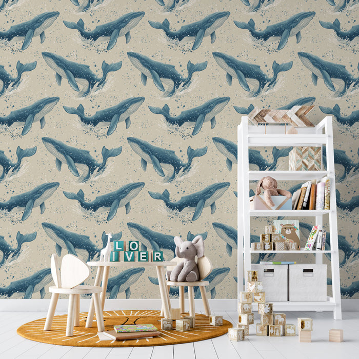 Une salle de jeux lumineuse avec un papier peint illustrant des baleines en bleu sur fond beige, créant une ambiance marine et ludique.