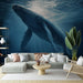 Un salon moderne avec un papier peint représentant une majestueuse baleine sous l'eau, créant une ambiance apaisante et immersive.
