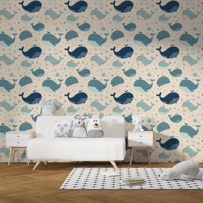 Une chambre d'enfant avec un papier peint ludique représentant des baleines dans des teintes de bleu sur un fond beige, créant une ambiance douce et joyeuse.