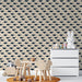 Une chambre d'enfant avec un papier peint beige orné de motifs de baleines bleues, créant une ambiance ludique et apaisante.