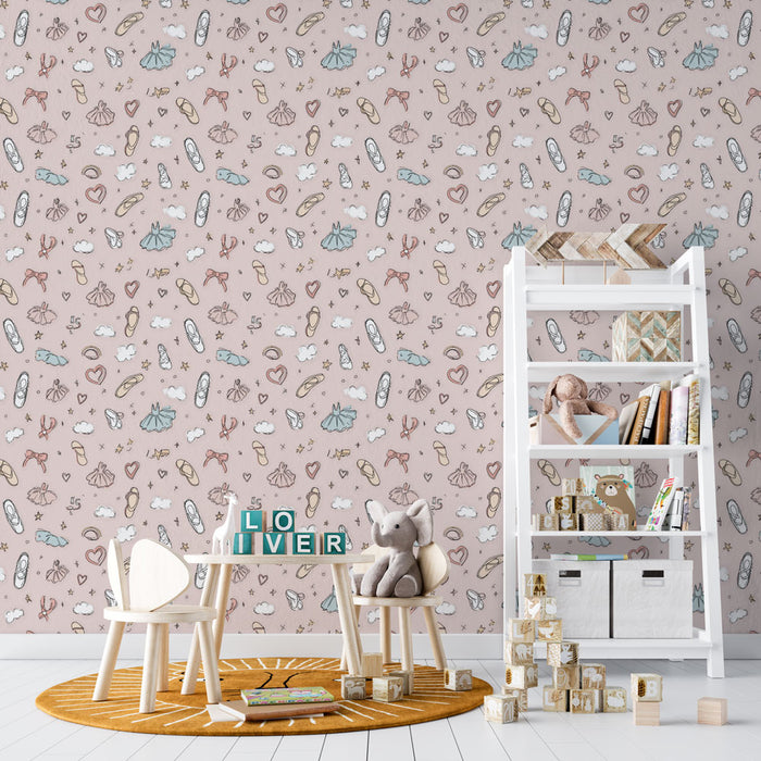 Une chambre d'enfant avec un papier peint pastel illustré de ballerines, nuages et cœurs, créant une ambiance douce et ludique.