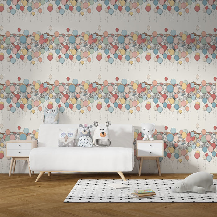 Une chambre d'enfant avec un papier peint ludique représentant des ballons colorés sur fond clair, créant une ambiance joyeuse et accueillante.