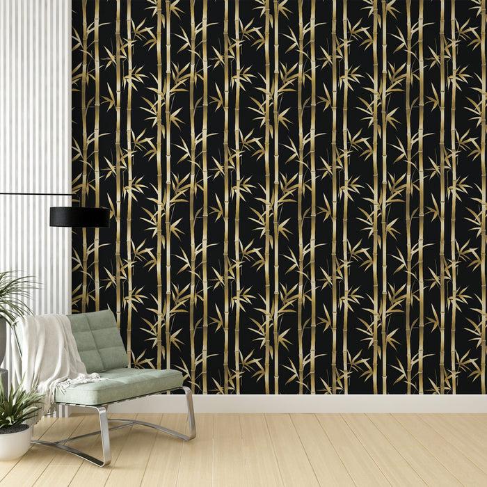 Un salon contemporain avec un papier peint représentant des tiges de bambou dorées sur fond noir, créant une ambiance élégante et zen.