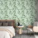 Une chambre moderne avec un papier peint représentant des feuilles de bambou vertes sur fond vert clair, créant une atmosphère apaisante et naturelle.
