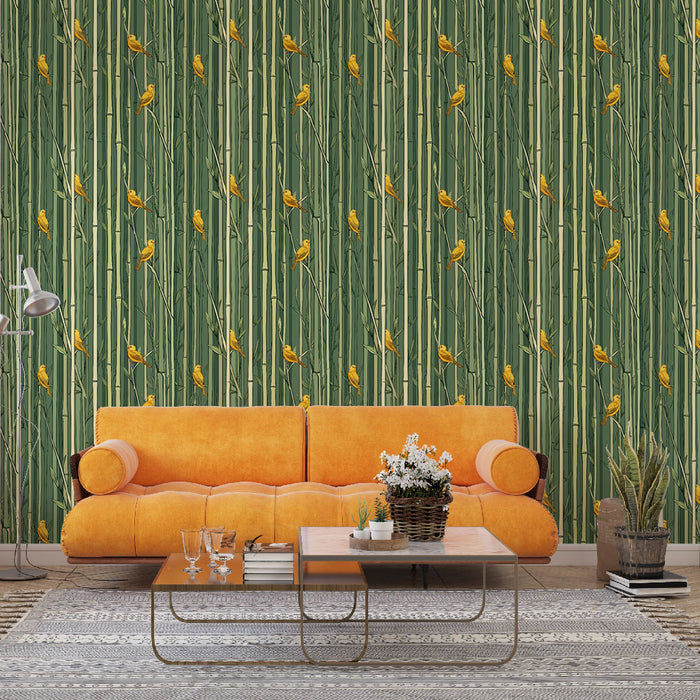 Un salon lumineux avec un papier peint représentant des tiges de bambou vertes ornées de petits oiseaux jaunes, créant une atmosphère naturelle et joyeuse.