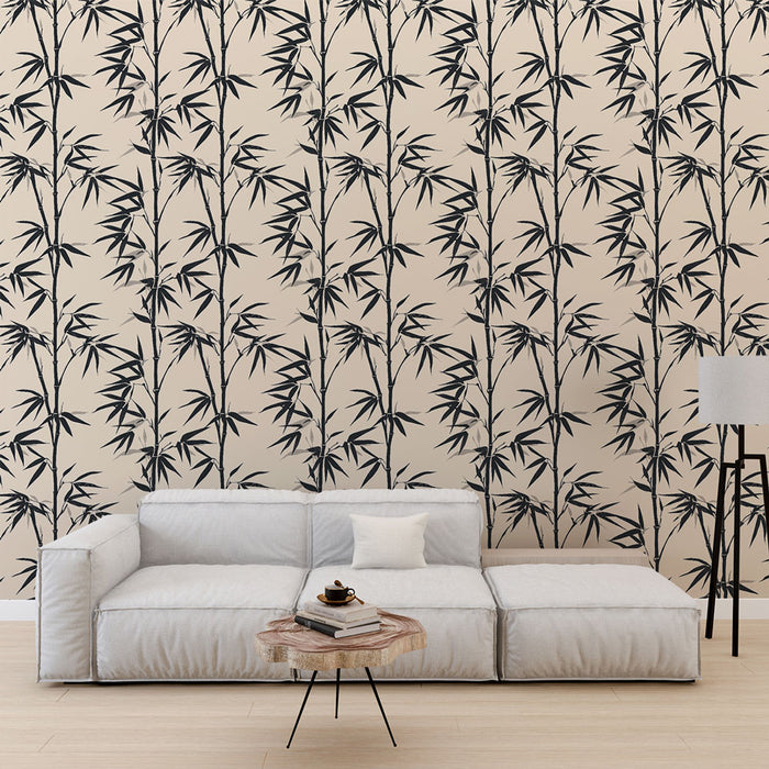 Un salon moderne avec un papier peint représentant des tiges de bambou noires sur fond beige, créant une atmosphère apaisante et naturelle.