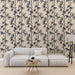 Un salon moderne avec un papier peint représentant des tiges de bambou noires sur fond beige, créant une atmosphère apaisante et naturelle.