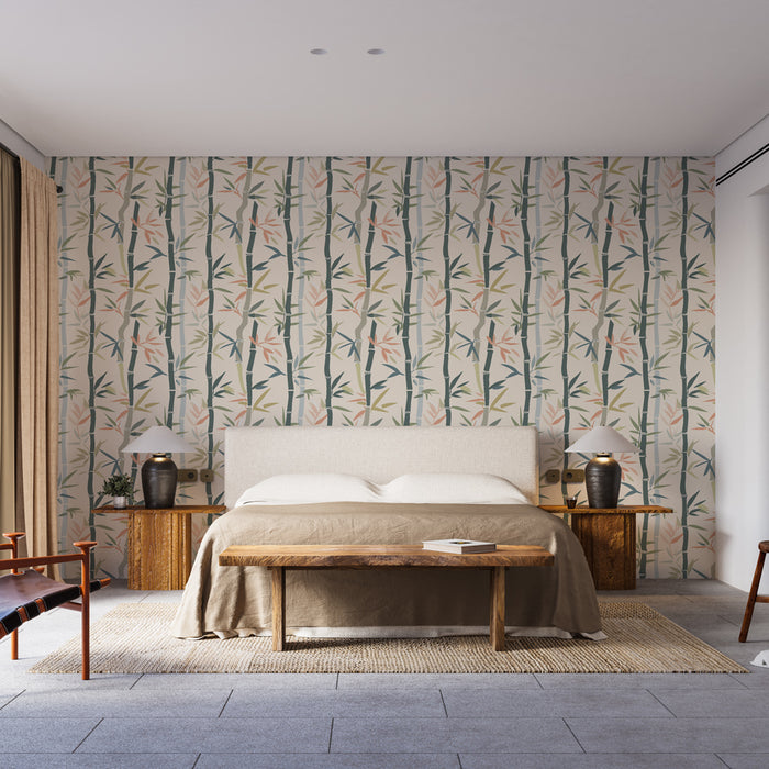 Une chambre apaisante avec un papier peint représentant des tiges de bambou aux teintes douces de vert et rose sur fond clair.