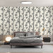 Une chambre moderne avec un papier peint représentant des tiges de bambou en noir sur fond crème, créant une atmosphère zen et apaisante.