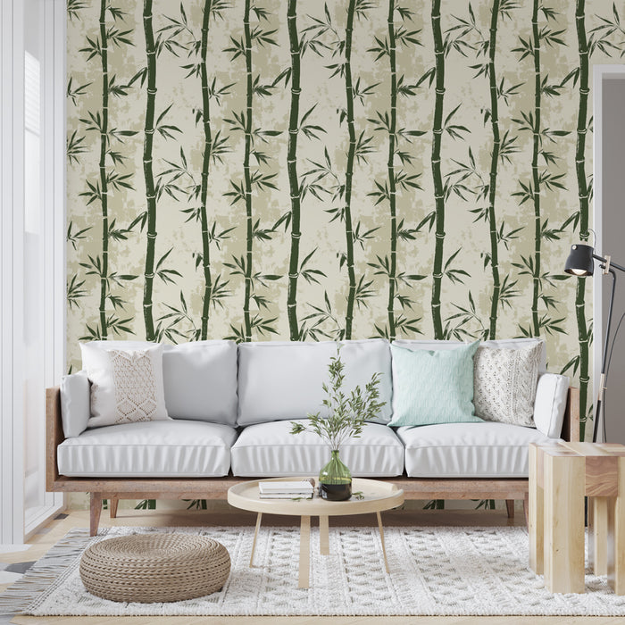 Un salon lumineux avec un papier peint représentant des tiges de bambou vert foncé sur un fond beige, créant une atmosphère naturelle et apaisante.