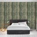Une chambre moderne avec un papier peint imitant des tiges de bambou dans des nuances de vert, créant une atmosphère apaisante et naturelle.