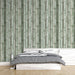 Une chambre moderne avec un papier peint imitant des tiges de bambou dans des nuances de vert, créant une atmosphère apaisante et naturelle.