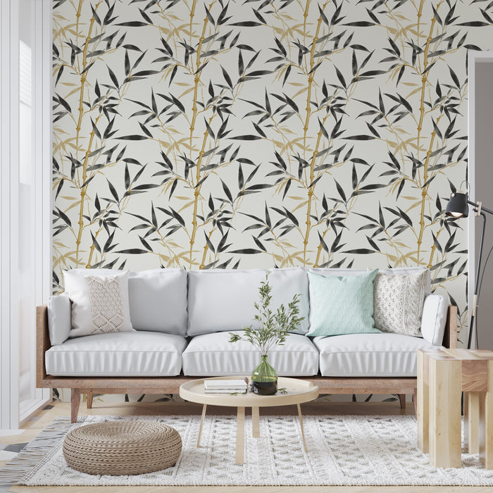 Un salon moderne avec un papier peint représentant des bambous stylisés en noir et or sur fond clair, créant une ambiance élégante et apaisante.
