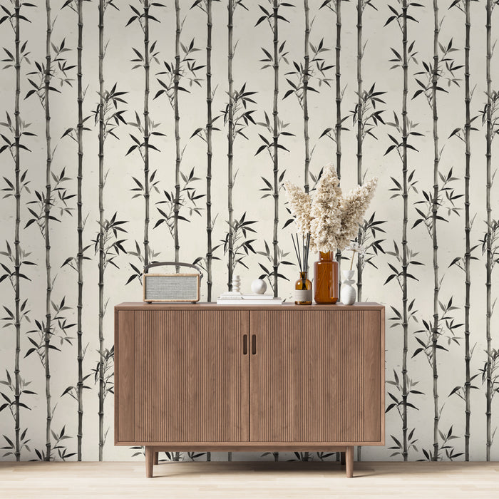 Une pièce moderne avec un papier peint représentant des tiges de bambou en noir et blanc sur fond clair, créant une atmosphère apaisante et naturelle.