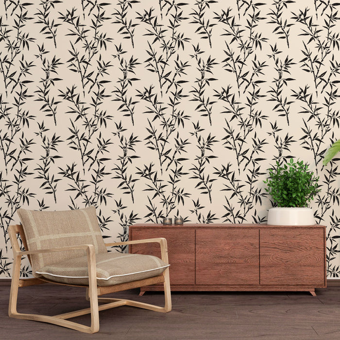 Une pièce moderne avec un papier peint représentant des motifs de bambou noir sur fond crème, créant une atmosphère apaisante et naturelle.