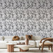 Un salon contemporain avec un papier peint noir et blanc représentant des motifs de bambou, créant une ambiance apaisante et naturelle.