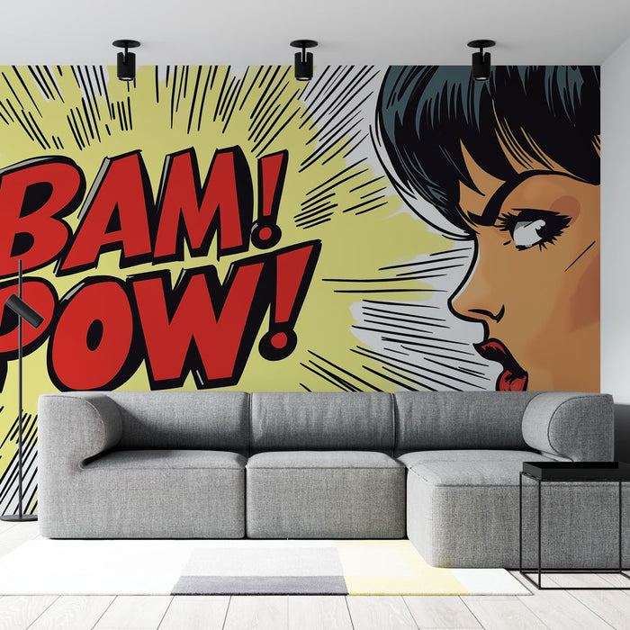 Un salon contemporain avec un papier peint pop art aux couleurs vives, représentant des onomatopées dynamiques sur fond jaune, créant une ambiance énergique et ludique.