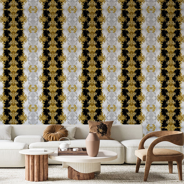 Un salon élégant avec un papier peint baroque aux motifs dorés et noirs, créant une atmosphère sophistiquée et raffinée.