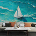 Un salon moderne avec un papier peint représentant un voilier sur des eaux turquoise, créant une ambiance apaisante et maritime.