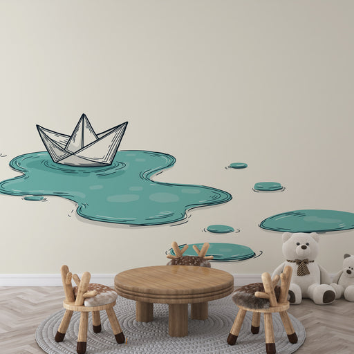 Une chambre d'enfant avec un papier peint illustrant un bateau en papier sur une flaque d'eau turquoise, créant une ambiance ludique et imaginative.