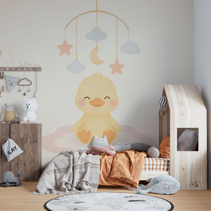 Une chambre d'enfant avec un papier peint doux représentant un canard souriant sur des nuages pastel, créant une atmosphère joyeuse et apaisante.