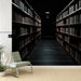 Une bibliothèque moderne avec un papier peint représentant un couloir sombre bordé d'étagères remplies de livres, créant une atmosphère mystérieuse et intrigante.