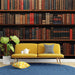 Un salon moderne avec un papier peint représentant une bibliothèque aux livres aux couvertures variées, créant une ambiance chaleureuse et intellectuelle.