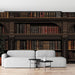 Un salon moderne avec un papier peint représentant une bibliothèque en bois sombre, ornée de livres anciens aux teintes riches, créant une atmosphère chaleureuse et intellectuelle.