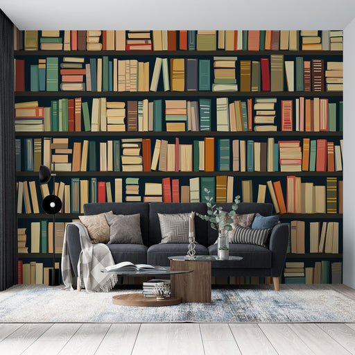 Un salon moderne avec un papier peint illustrant des étagères remplies de livres colorés, créant une atmosphère chaleureuse et accueillante.