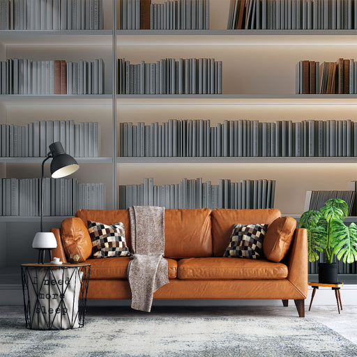 Une pièce moderne avec un papier peint imitant des étagères de livres en nuances de gris, créant une atmosphère studieuse et apaisante.