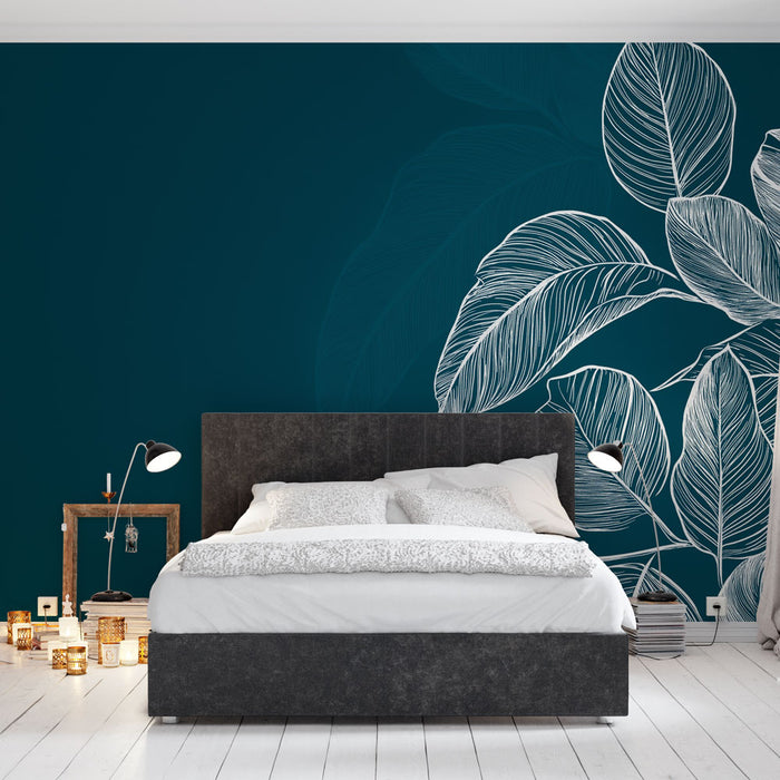 Une chambre moderne avec un papier peint bleu profond orné de feuilles blanches délicates, créant une atmosphère apaisante et élégante.