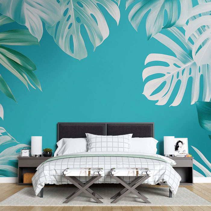 Une chambre moderne avec un papier peint tropical bleu vif orné de grandes feuilles de monstera, créant une atmosphère fraîche et vivante.