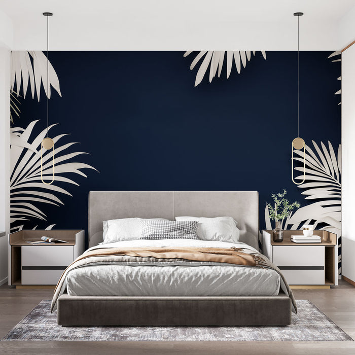 Une chambre moderne avec un papier peint tropical bleu nuit orné de grandes feuilles blanches, créant une ambiance élégante et apaisante.