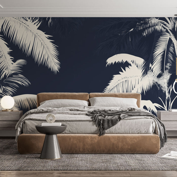 Une chambre moderne avec un papier peint tropical bleu nuit illustrant des palmiers en blanc, créant une ambiance à la fois apaisante et exotique.