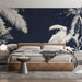 Une chambre moderne avec un papier peint tropical bleu nuit illustrant des palmiers en blanc, créant une ambiance à la fois apaisante et exotique.