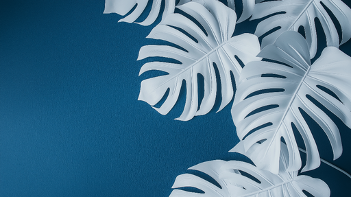 Papier peint bleu canard Feuilles tropicales blanches sur fond bleu