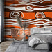 Papier peint bois stylisé avec motifs ondulés orange et marron pour chambre moderne