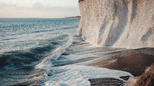 Papier peint bord de mer Vagues douces et falaises lumineuses
