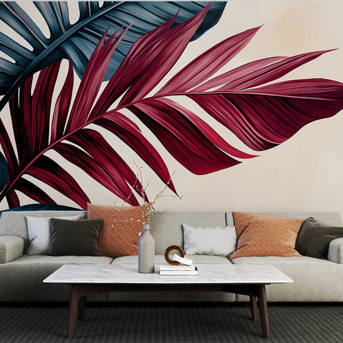 Un salon élégant avec un papier peint tropical aux grandes feuilles bordeaux et bleu, créant une atmosphère chaleureuse et artistique.