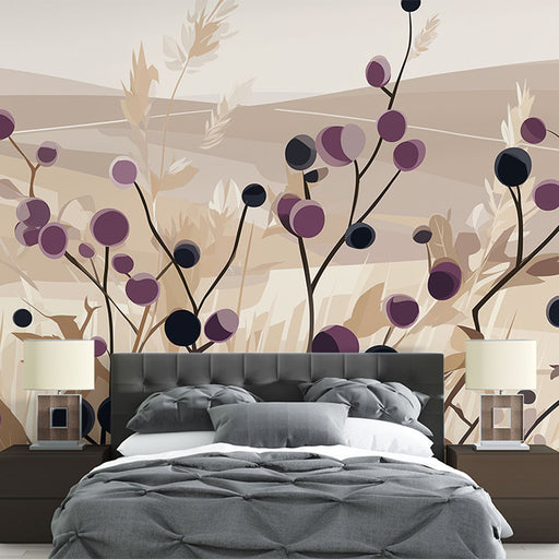 Une chambre moderne avec un papier peint abstrait aux motifs de branches et baies dans des teintes de violet et noir, créant une ambiance douce et artistique.