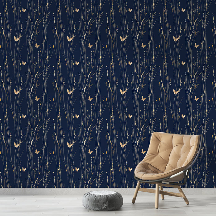 Une chambre moderne avec un papier peint bleu nuit orné de motifs de fleurs et de papillons dorés, créant une atmosphère élégante et apaisante.