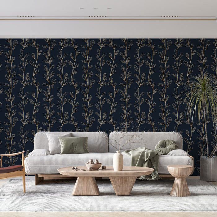 Un salon moderne avec un papier peint bleu nuit orné de motifs de branches dorées, créant une atmosphère élégante et apaisante.