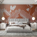 Une chambre élégante avec un papier peint terracotta orné de motifs de feuilles blanches, créant une ambiance chaleureuse et naturelle.