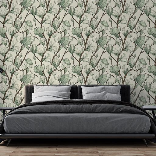 Une chambre moderne avec un papier peint floral aux motifs de feuilles délicates vertes sur fond crème, créant une ambiance apaisante et naturelle.