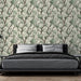 Une chambre moderne avec un papier peint floral aux motifs de feuilles délicates vertes sur fond crème, créant une ambiance apaisante et naturelle.