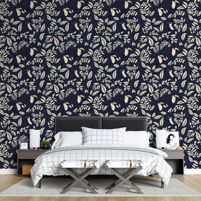 Une chambre moderne avec un papier peint tropical bleu marine orné de feuilles et de toucans, créant une ambiance vivante et exotique.