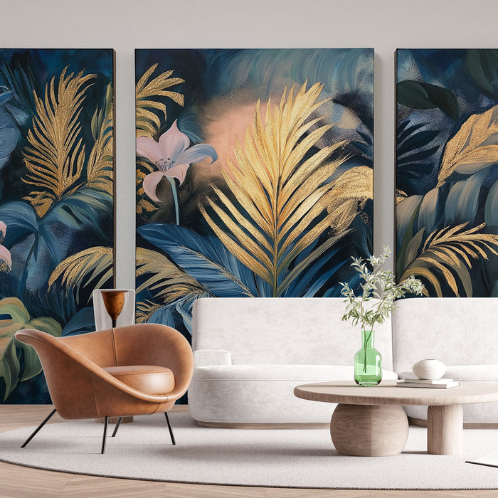 Un salon élégant avec un papier peint tropical aux motifs de feuilles dorées et florales sur fond sombre, créant une ambiance luxueuse et apaisante.