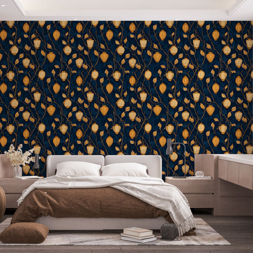 Une chambre moderne avec un papier peint bleu nuit orné de motifs de feuilles dorées et de tiges délicates, créant une atmosphère élégante et chaleureuse.